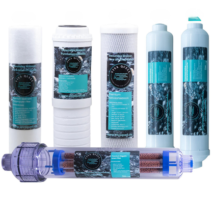 Ersatzfilterset für 8-Stufen-Anlage: mehrere weiße Filterzylinder und blaue Kartuschen