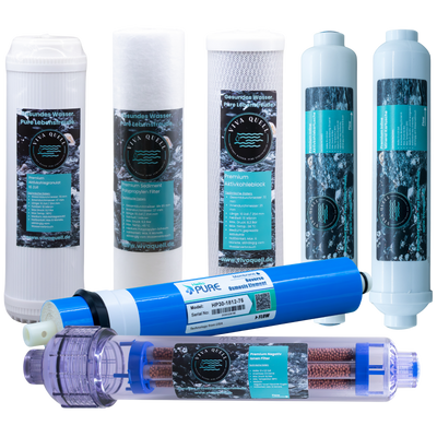 Ersatzfilterset für 7-stufige Anlage mit mehreren blauen und weißen Filterpatronen