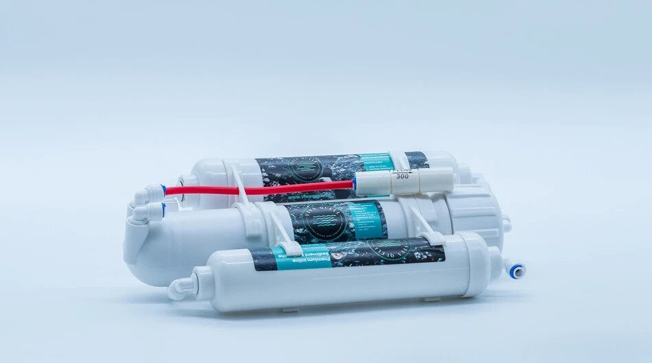 3-stufiges Umkehrosmose-System: weiße Filtermodule, blaue Kartuschen, rote Schlauchleitung