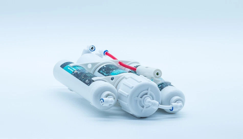 3-stufiges Umkehrosmose-System, seitliche Ansicht: weiße Gehäuse, blaue Module, Anschlüsse