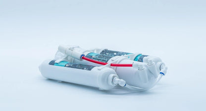 3-stufiges Umkehrosmose-System mit weißen Anschlüssen, blauen Modulen und rotem Schlauch
